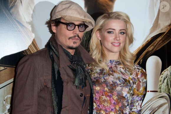 Amber Heard et Johnny Depp lors de la première de Rhum Express à Paris, le 8 novembre 2011.