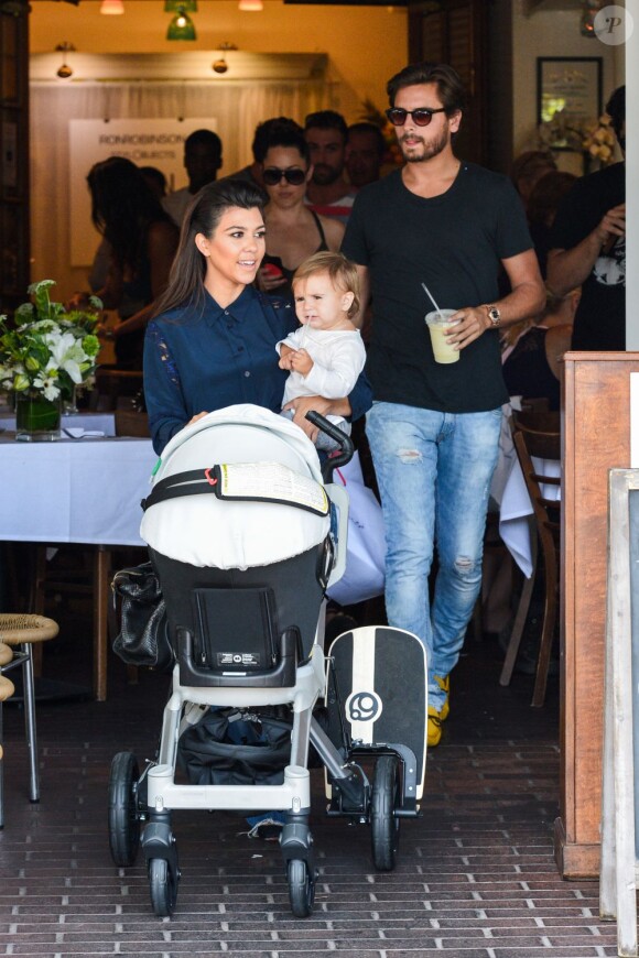 Kourtney Kardashian, Scott Disick et leur fille Penelope quittent un restaurant à Los Angeles. Le 1er août 2013.