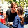 Kourtney Kardashian et Scott Disick s'embrassent avant de se séparer après leur après-midi shopping. Los Angeles, le 1er août 2013.