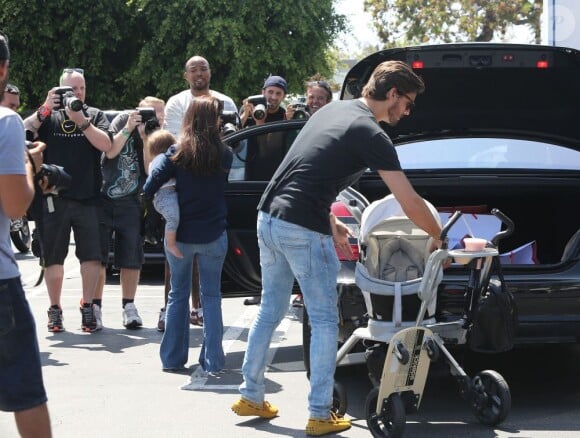 Fin de la séance shopping pour Kourtney Kardashian, Scott Disick et leur fille, assaillis par les paparazzi. Los Angeles, le 1er aout 2013.