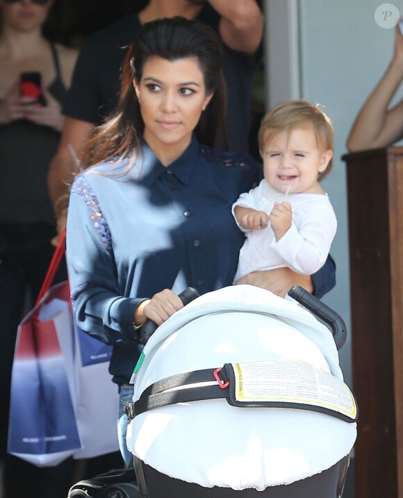 Kourtney Kardashian et sa fille Penelope à Los Angeles. Le 1er août 2013.