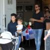 Kourtney Kardashian, Scott Disick et leur fille Penelope quittent un restaurant à Los Angeles. Le 1er aout 2013.