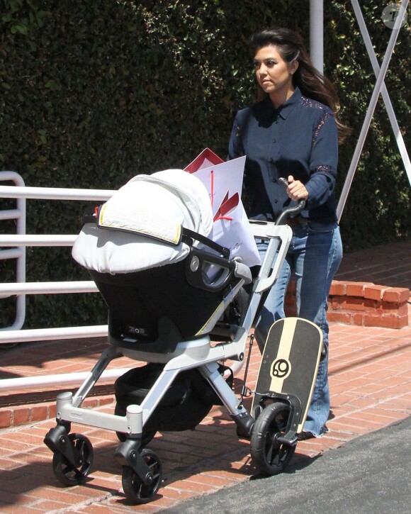 Kourtney Kardashian en pleine séance shopping à Los Angeles, le 1er aout 2013.