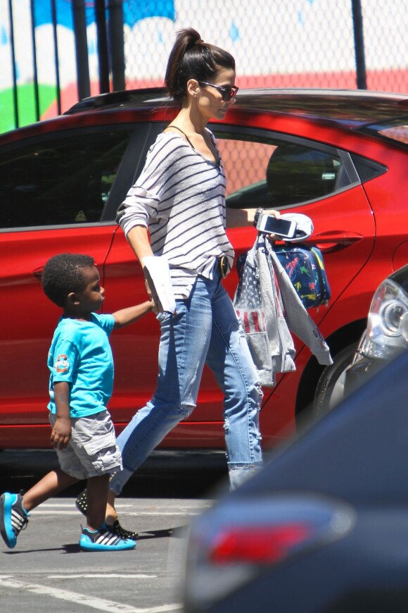 Sandra Bullock va chercher son fils Louis à son école de Los Angeles, le 30 juillet 2013.