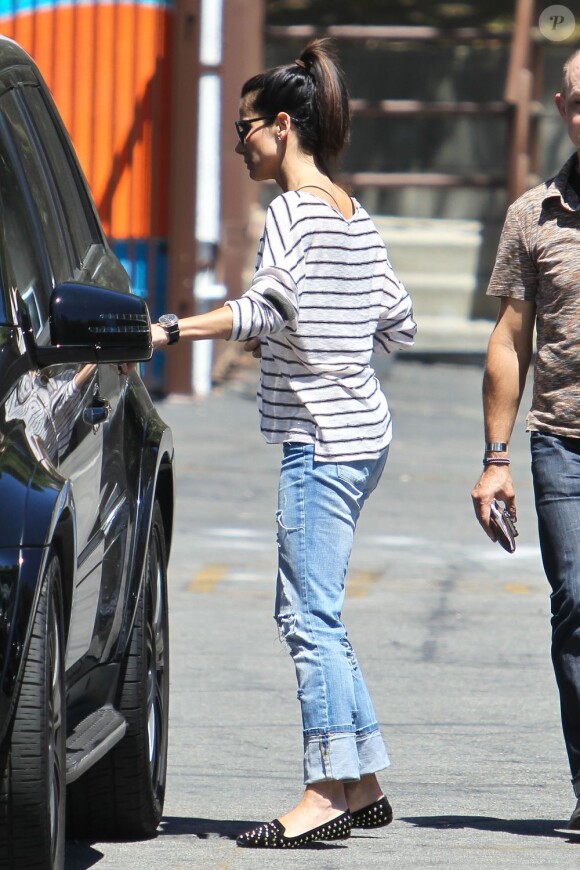 Sandra Bullock va chercher son fils Louis à l'école. A Los Angeles, le 30 juillet 2013.