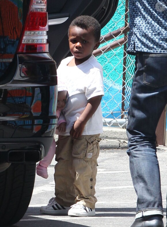 Sandra Bullock va chercher son fils Louis à son école de Los Angeles, le 2 août 2013.