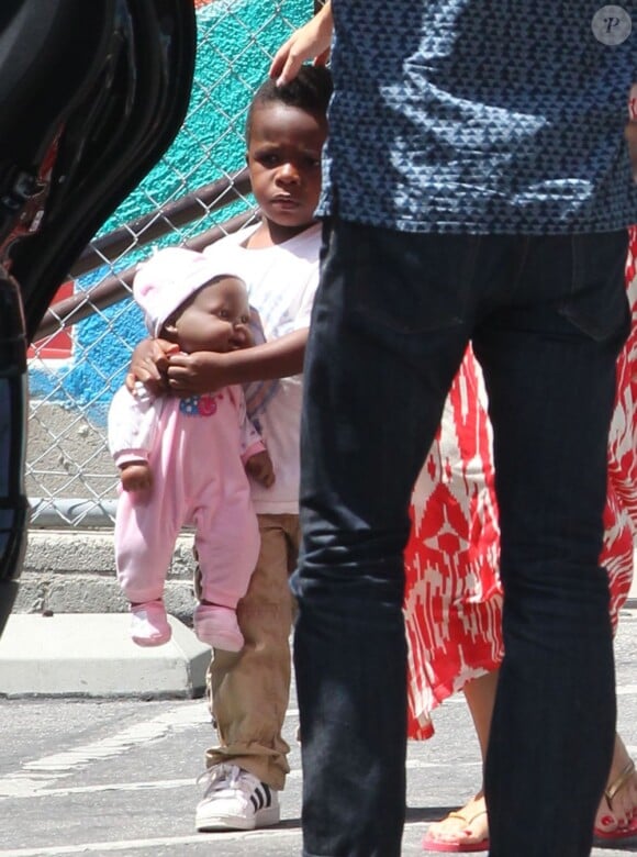L'actrice Sandra Bullock va chercher son fils Louis à son école de Los Angeles, le 2 août 2013.