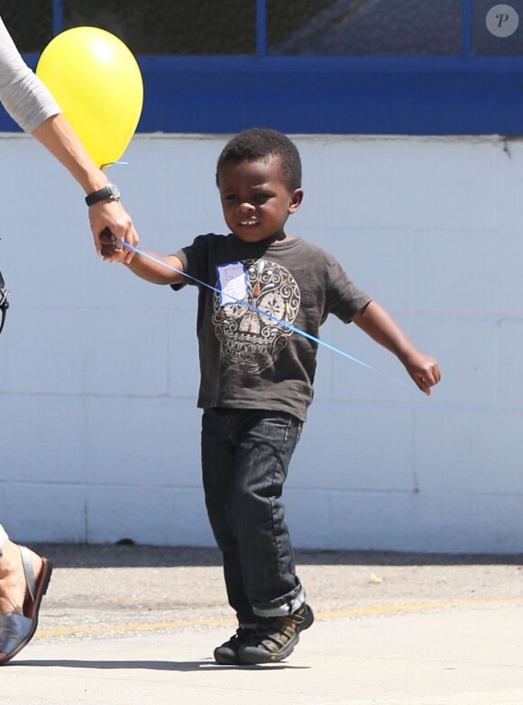 Exclusif - Sandra Bullock emmène son fils Louis à une fête d'anniversaire dans le quartier de Burbank, le 28 juillet 2013.