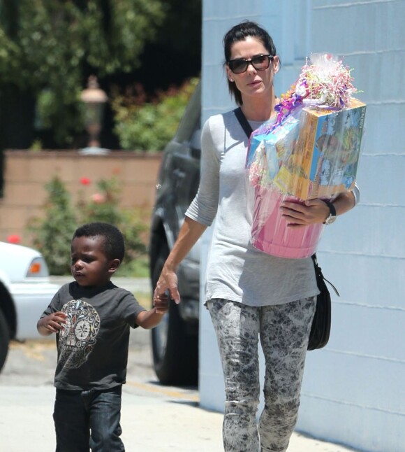 Exclusif - Sandra Bullock emmène son fils Louis à une fête d'anniversaire à Burbank, le 28 juillet 2013.