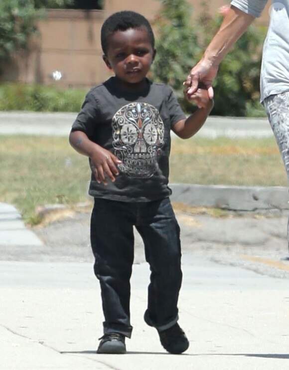 Exclusif - Sandra Bullock emmène son fils Louis (3 ans) à une fête d'anniversaire à Burbank, le 28 juillet 2013.