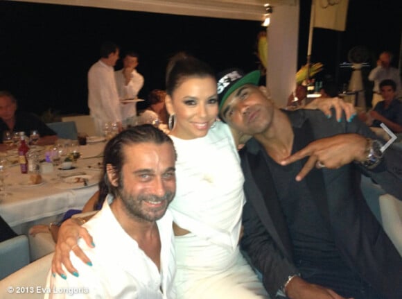 Eva Longoria a posté sur Who Say des photos de la soirée du "Global Gift Gala" à Marbella, le 3 août 2013. Elle prend ici la pose à côté de Shemar Moore.