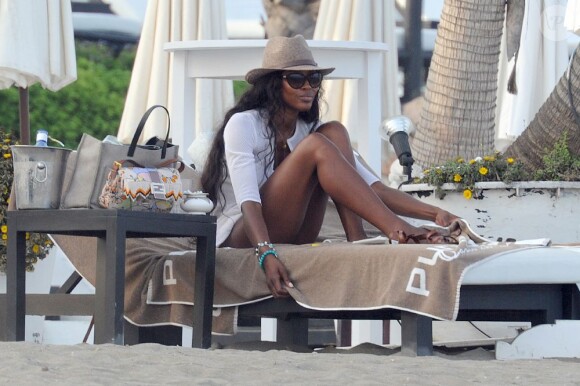 Naomi Campbell, détendue sur un transat à Marbella. Le 4 août 2013.