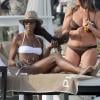 Naomi Campbell et des amies se détendent sur une plage de Marbella. Le 4 août 2013.