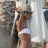 Naomi Campbell en bikini sur une plage à Marbella, salue les photographes. Le 4 août 2013.