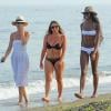 Naomi Campbell, habillée d'un bikini blanc, se balade avec des amies sur une plage de Marbella. Le 4 août 2013.