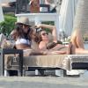 Naomi Campbell et des amies se détendent sur une plage de Marbella. Le 4 août 2013.