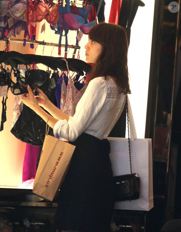 La belle anglaise Alexa Chung fait du shopping à New York et se rend chez Agent Provocateur le 4 août 2013