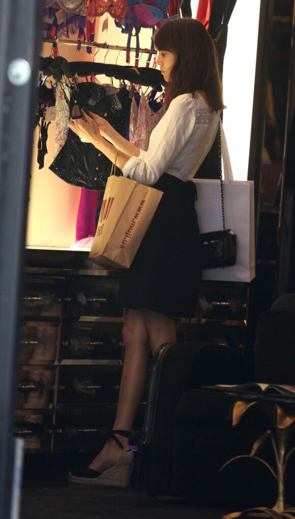 Alexa Chung fait du shopping à New York et se rend chez Agent Provocateur le 4 août 2013