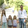Le prince Felipe et son épouse la princesse Letizia d'Espagne visitaient le 5 août 2013 avec leurs filles Leonor (short gris) et Sofia (short violet) la Granja de Esporles, une ferme du XVIIe siècle située au coeur de la Sierra de Tramuntana, sur l'île de Majorque où la famille passe ses vacances d'été.