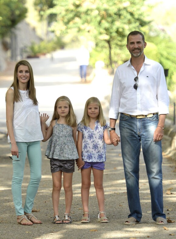Le prince Felipe et son épouse la princesse Letizia d'Espagne visitaient le 5 août 2013 avec leurs filles Leonor (short gris) et Sofia (short violet) la Granja de Esporles, une ferme du XVIIe siècle située au coeur de la Sierra de Tramuntana, sur l'île de Majorque où la famille passe ses vacances d'été.
