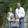 Le prince Felipe et la princesse Letizia d'Espagne visitaient le 5 août 2013 avec leurs filles Leonor (short gris) et Sofia (short violet) la Granja de Esporles, une ferme du XVIIe siècle située au coeur de la Sierra de Tramuntana, sur l'île de Majorque où la famille passe ses vacances d'été.