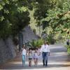 Felipe et Letizia d'Espagne, en vacances en famille, visitaient le 5 août 2013 avec leurs filles Leonor (short gris) et Sofia (short violet) la Granja de Esporles, une ferme du XVIIe siècle située au coeur de la Sierra de Tramuntana, sur l'île de Majorque.