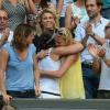 Marion Bartoli dans les bras de Kristina Mladenovic, sous les yeux d'Amélie Mauresmo, son père Walter Bartoli et Thomas Drouet, lors de son triomphe en finale de Wimbledon le 6 juillet 2013 à Londres