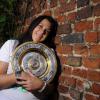 Marion Bartoli prend la pose avec son trophée glané à Wimbledon le 8 juillet 2013, dans le rues de Londres