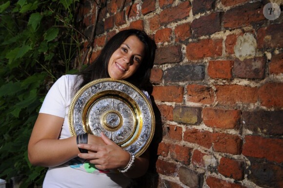 Marion Bartoli prend la pose avec son trophée glané à Wimbledon le 8 juillet 2013, dans le rues de Londres