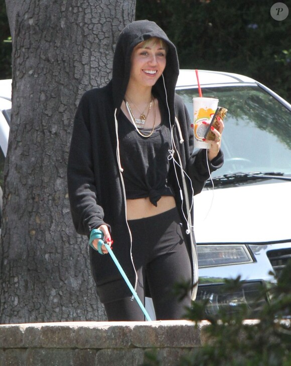 Exclusif - Miley Cyrus promène son chien à Toluca Lake, le 1er août 2013.