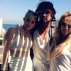 Miley Cyrus à la plage avec ses parents Billy Ray et Tish Cyrus.