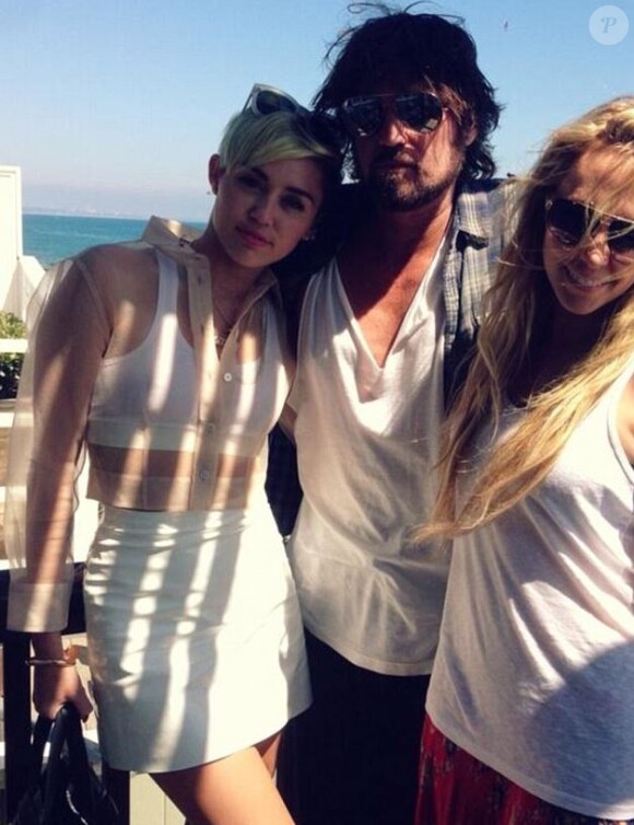 Miley Cyrus à la plage avec ses parents Billy Ray et Tish Cyrus.