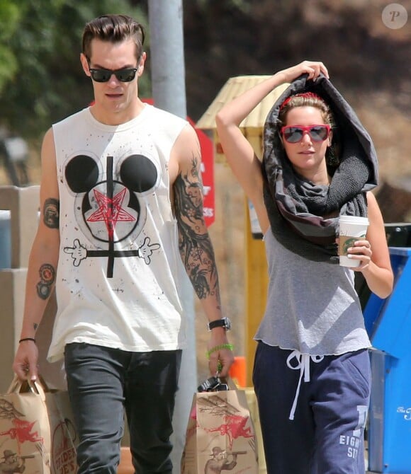 Ashley Tisdale se balade avec son petit ami Christopher French à Toluca Lake, le 23 mai 2013.