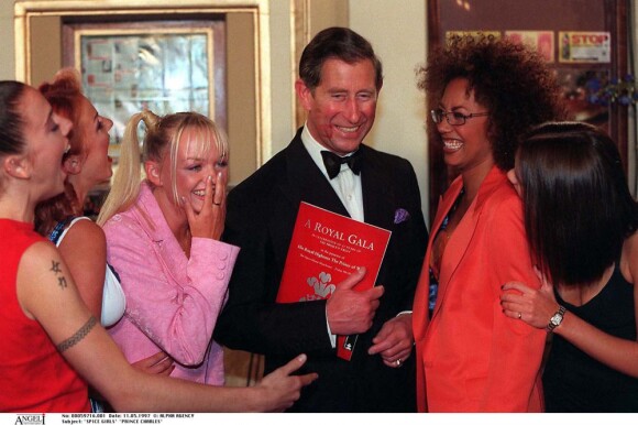 Les Spice Girls rencontrent le prince Charles, lors d'un concert à Londres, le 11 mai 1997.