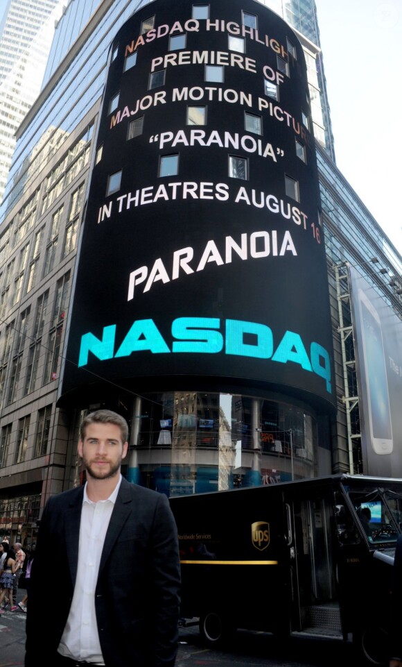 Liam Hemsworth devant le NASDAQ à Times Square, New York, le 6 août 2013.