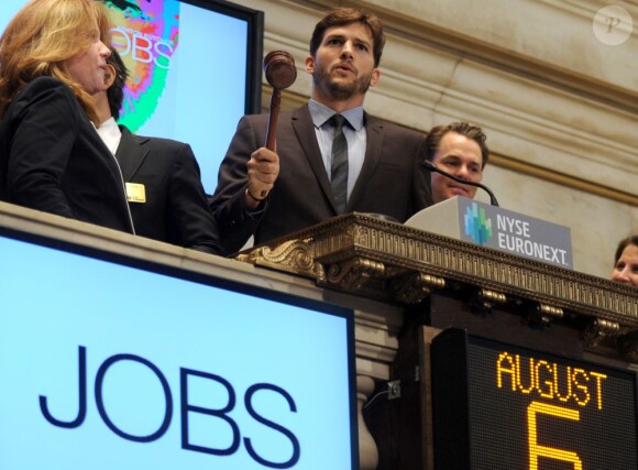Ashton Kutcher sonne la cloche au New York Stock Exchange à New York, le 6 août 2013.