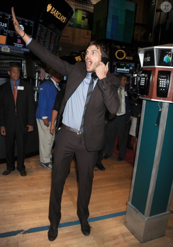 Ashton Kutcher fait le clown au New York Stock Exchange à New York, le 6 août 2013.