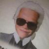Le lundi 5 août, Victoria Beckham a publié sur Twitter cette photo de son fils Romeo en Karl Lagerfeld, avec en légende : "Je n'arrive pas m'arrêter de rire, du grand génie !"