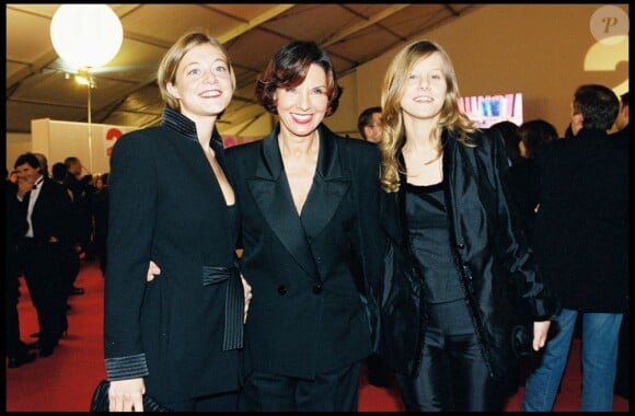 Denise Fabre et ses filles Olivia et Elodie à la 15e cérémonie des 7 D'or à Paris, le 28 octobre 2001.