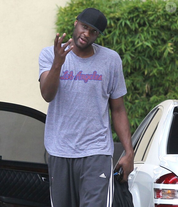 Mecontent des questions sur sa femme Khloe Kardashian a propos des rumeurs d'infidélité dont il est sujet, Lamar Odom a fouille la voiture d'un photographe a Los Angeles, le 10 juillet 2013.  After being asked questions about his rumored cheating on wife Khloe Kardashian, Lamar Odom flipped out on some photographers and started going through their car in Los Angeles, California on July 10, 2013. After grabbing a bunch of miscellaneous items from their car he returned them and then took off.10/07/2013 - Los Angeles