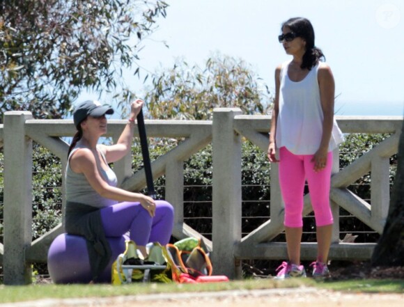 Exclusif - Accompagnée de son coach personnel, Jennifer Love Hewitt, enceinte, fait de la gym à Santa Monica, le 8 août 2013.