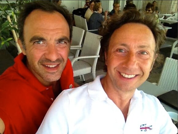 "Un café à Paros avec mon ami grec Nikos" a légendé Stéphane Bern