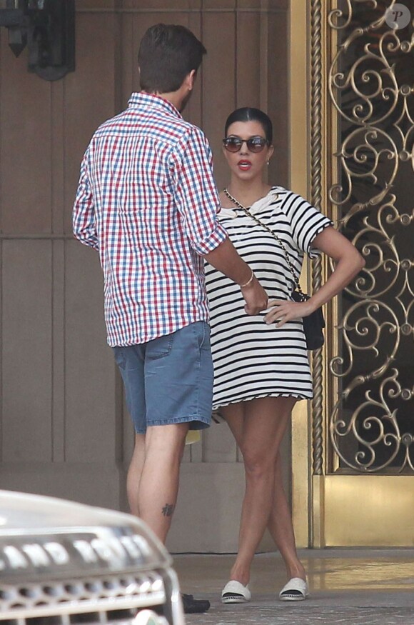 Kourtney Kardashian et son conjoint Scott Disick quittent l'hôtel Montage. Beverly Hills, le 7 août 2013.