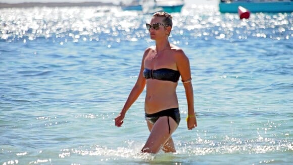 Kate Moss en bikini pour de folles vacances à Ibiza avec son mari et sa fille