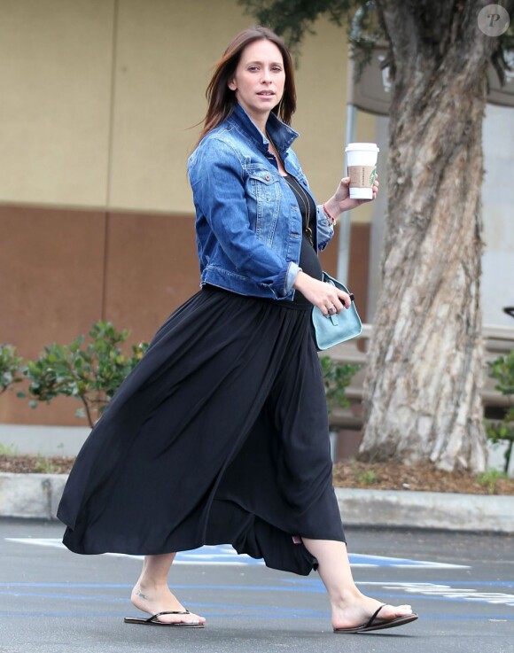 Jennifer Love Hewitt, enceinte, dit au revoir à son fiancé Brian Hallisay avant de se rendre au Starbucks à Los Angeles, le 9 août 2013.