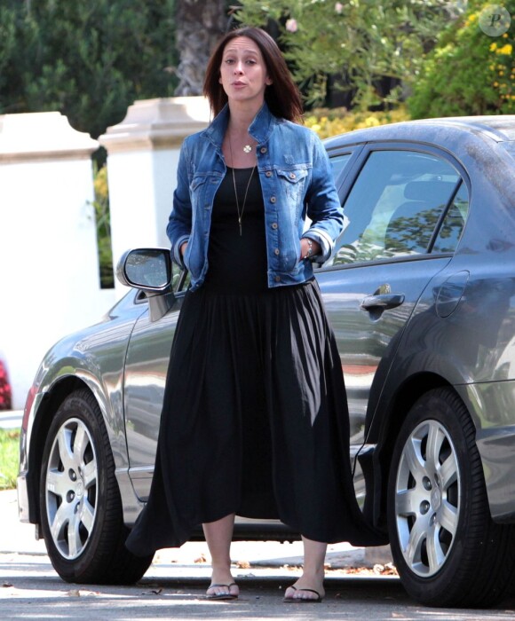Jennifer Love Hewitt, enceinte, dit au revoir à son fiancé Brian Hallisay avant de se rendre au Starbucks à Los Angeles, le 9 août 2013.