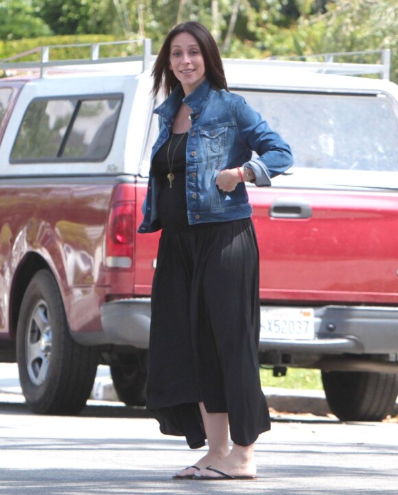 Jennifer Love Hewitt, enceinte, dit au revoir à son fiancé Brian Hallisay avant de se rendre au Starbucks à Los Angeles, le 9 août 2013.