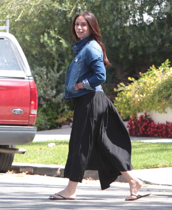 Jennifer Love Hewitt, enceinte, dit au revoir à son fiancé Brian Hallisay avant de se rendre au Starbucks à Los Angeles, le 9 août 2013.
