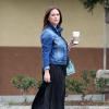 Jennifer Love Hewitt, enceinte, dit au revoir à son fiancé Brian Hallisay avant de se rendre au Starbucks à Los Angeles, le 9 août 2013.