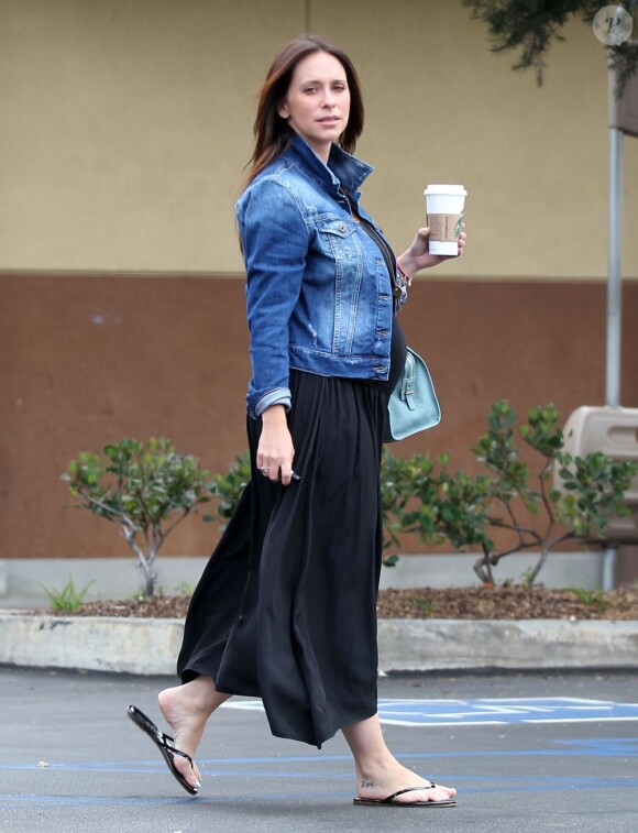 Jennifer Love Hewitt, enceinte, dit au revoir à son fiancé Brian Hallisay avant de se rendre au Starbucks à Los Angeles, le 9 août 2013.